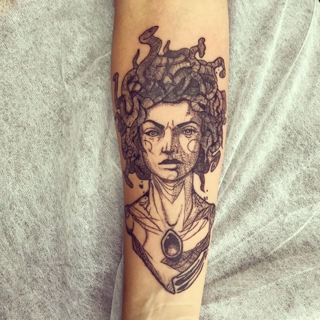 tattoo femenino medusa 02