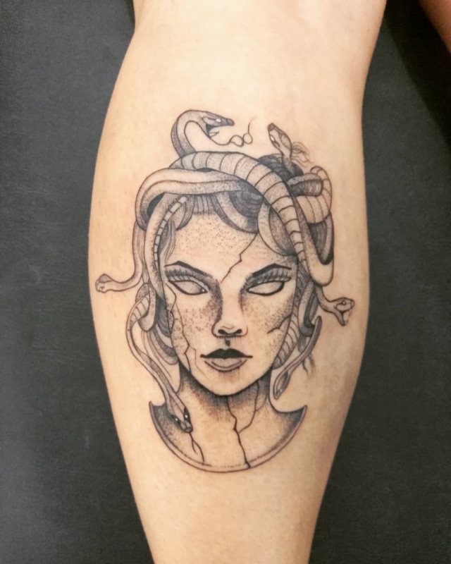 tattoo femenino medusa 04