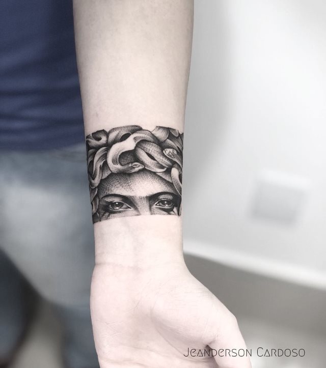 tattoo femenino medusa 06