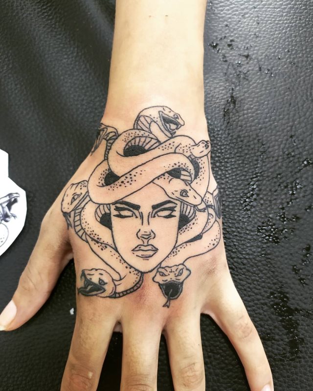 tattoo femenino medusa 07