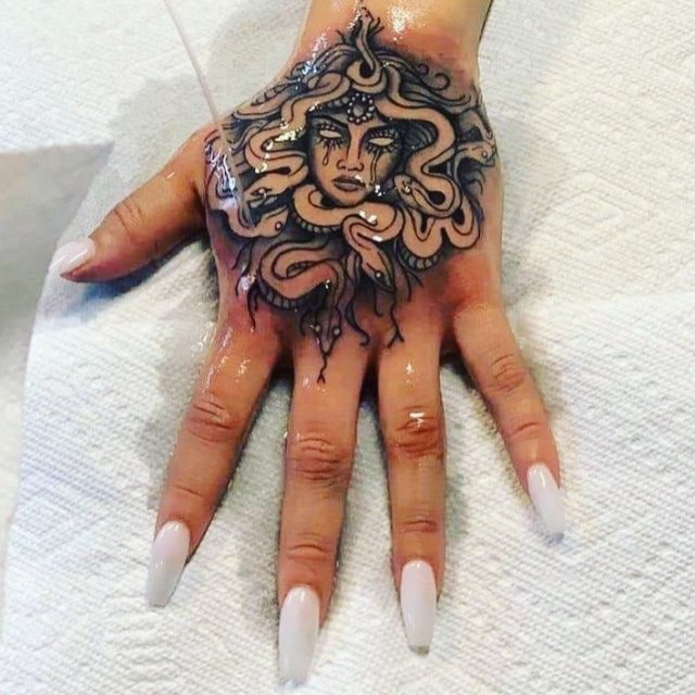 tattoo femenino medusa 08