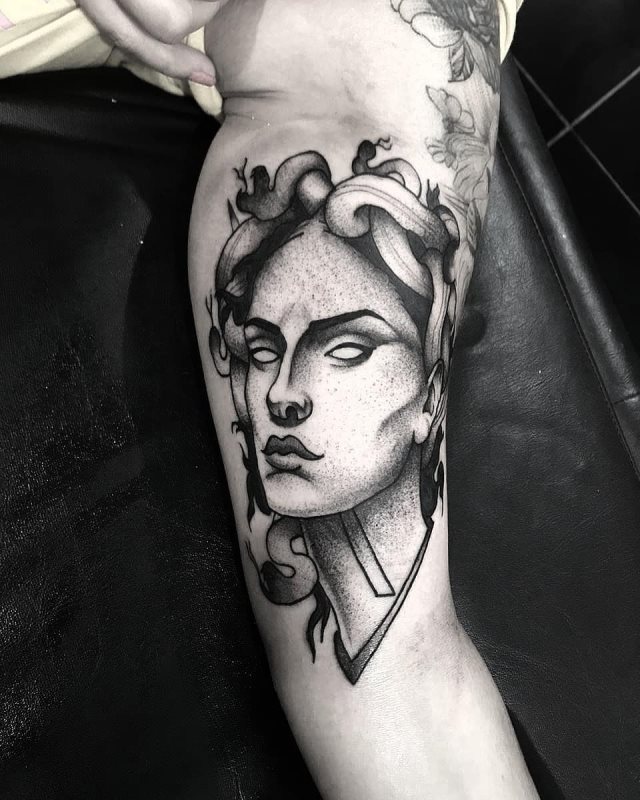 tattoo femenino medusa 09