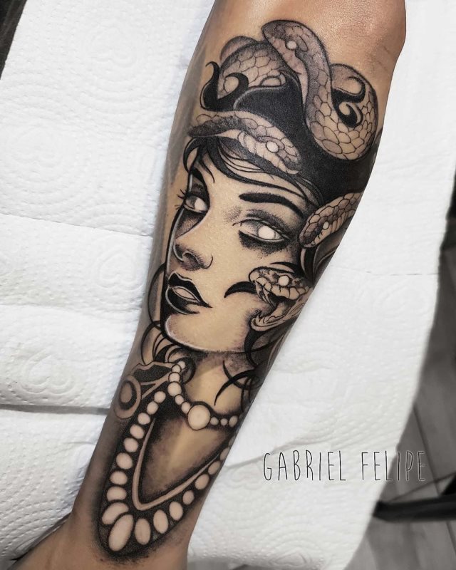 tattoo femenino medusa 12