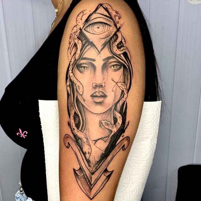 tattoo femenino medusa 13