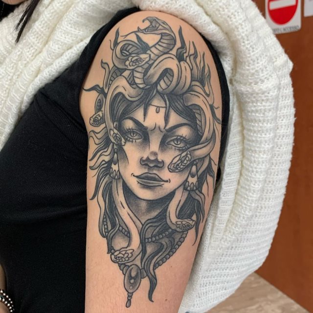 tattoo femenino medusa 14