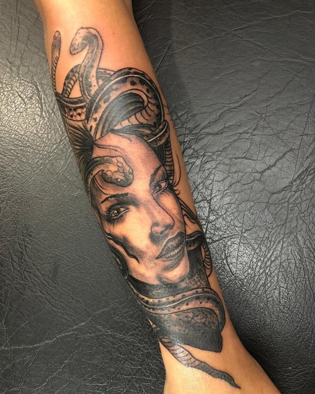 tattoo femenino medusa 15