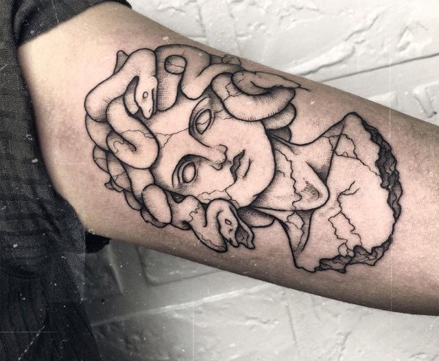 tattoo femenino medusa 17