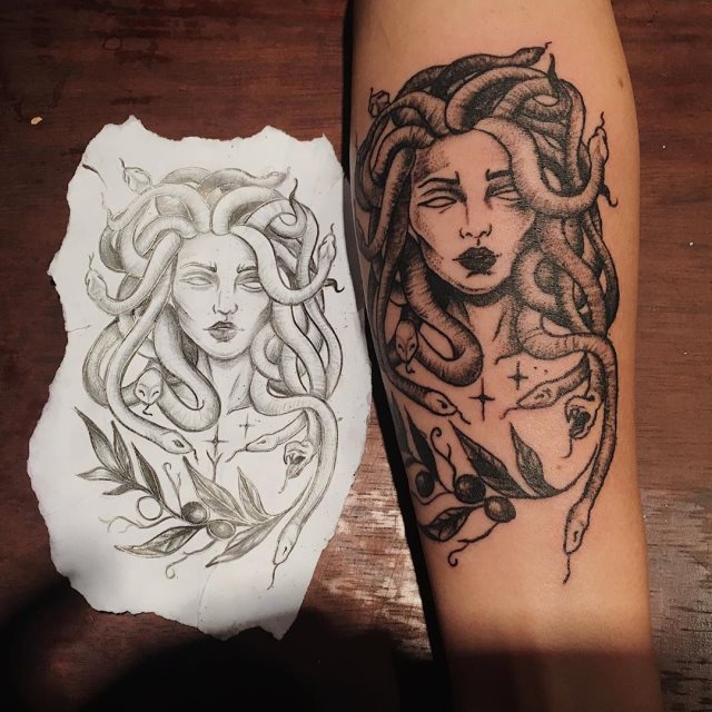 tattoo femenino medusa 18