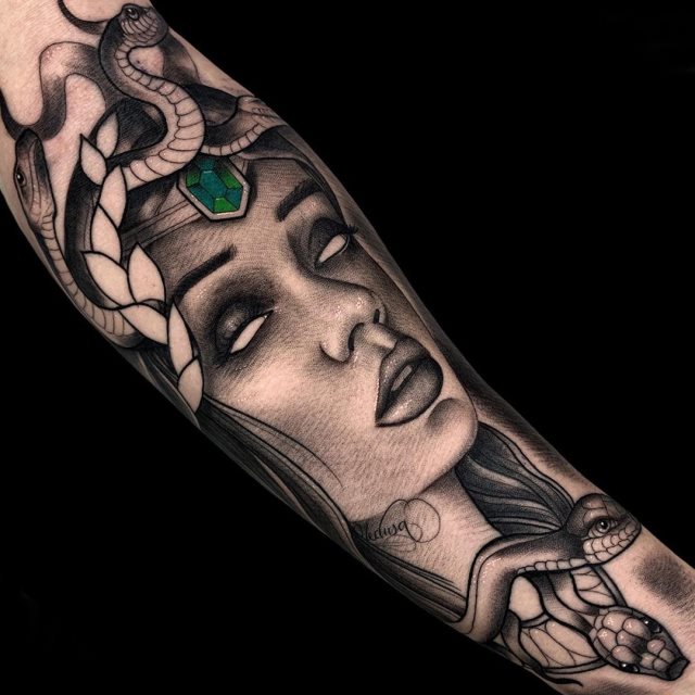 tattoo femenino medusa 19