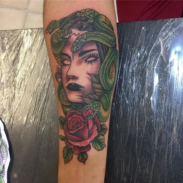 tattoo femenino medusa 20