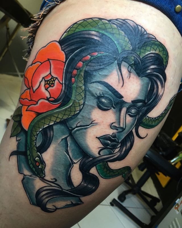 tattoo femenino medusa 21