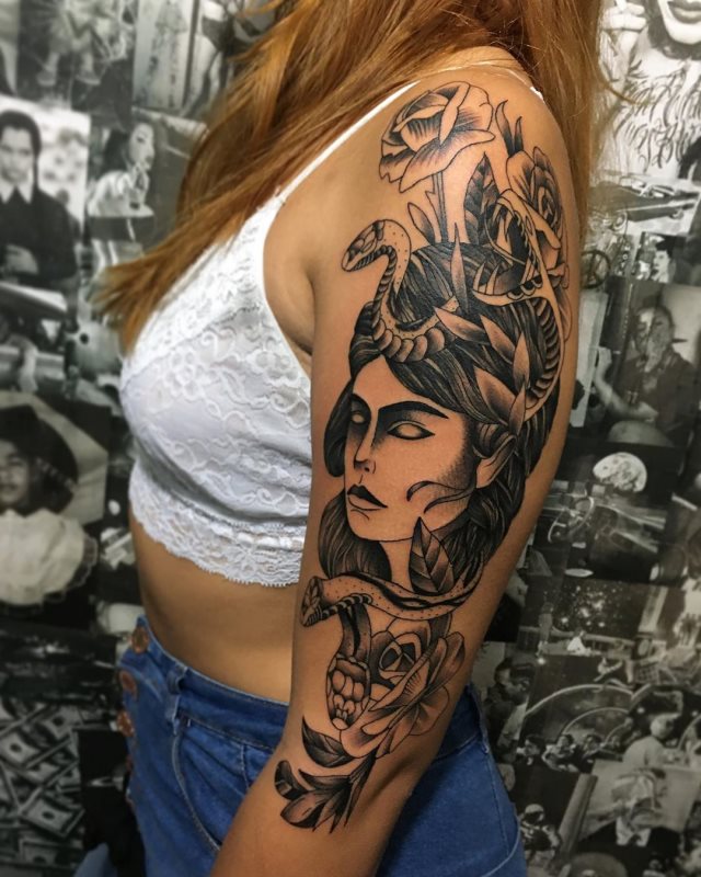 tattoo femenino medusa 22