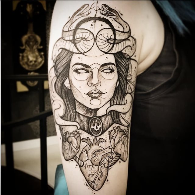 tattoo femenino medusa 25