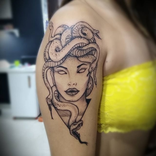 tattoo femenino medusa 26