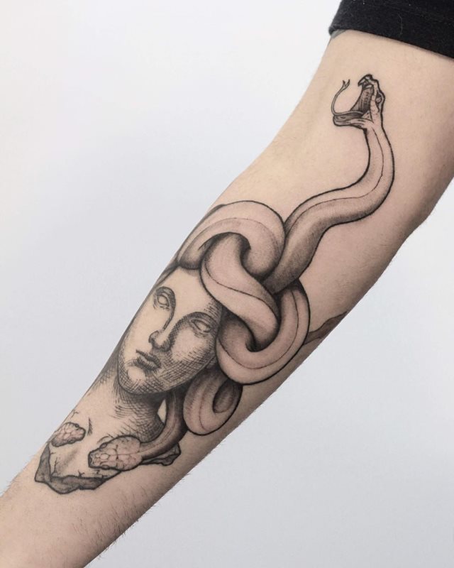 tattoo femenino medusa 27