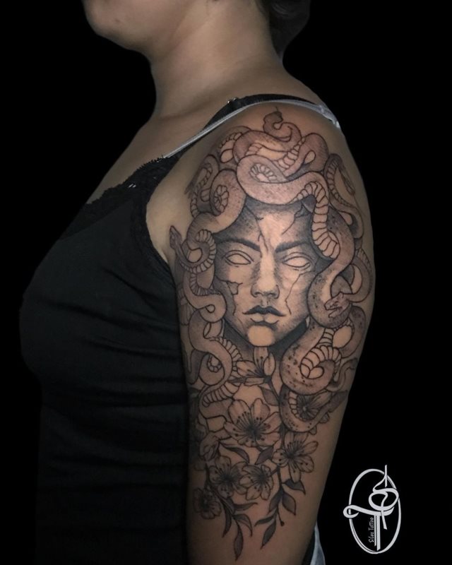 tattoo femenino medusa 28
