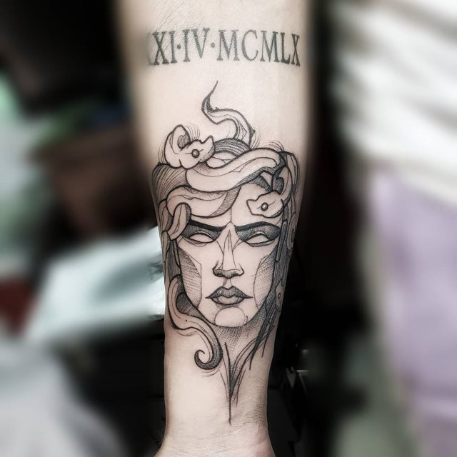 tattoo femenino medusa 29