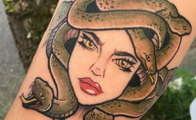 tattoo femenino medusa 30