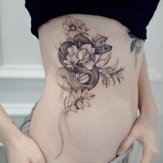tattoo femenino para la cintura 13