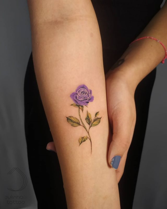 tattoo femenino pequeno rosa 07