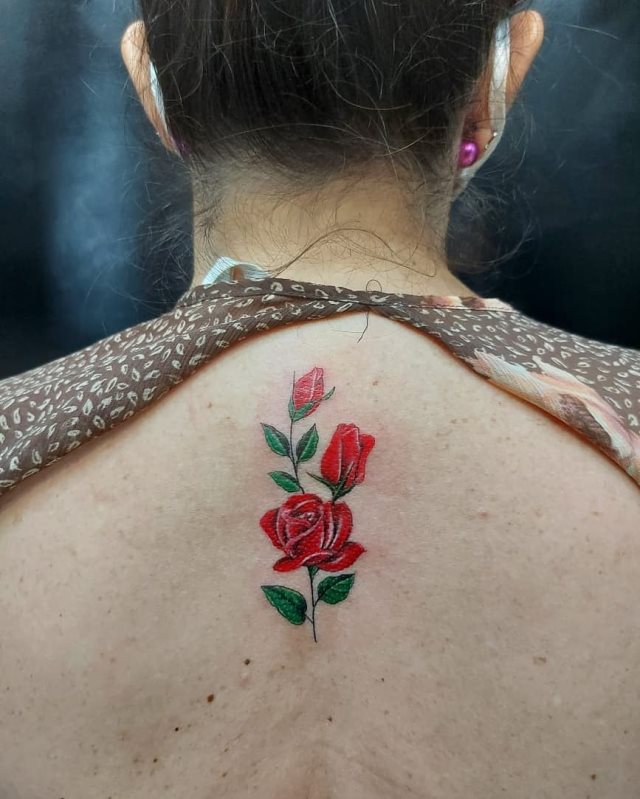 tattoo femenino pequeno rosa 10