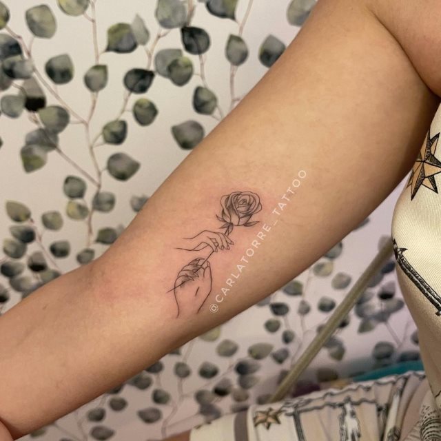 tattoo femenino pequeno rosa 15