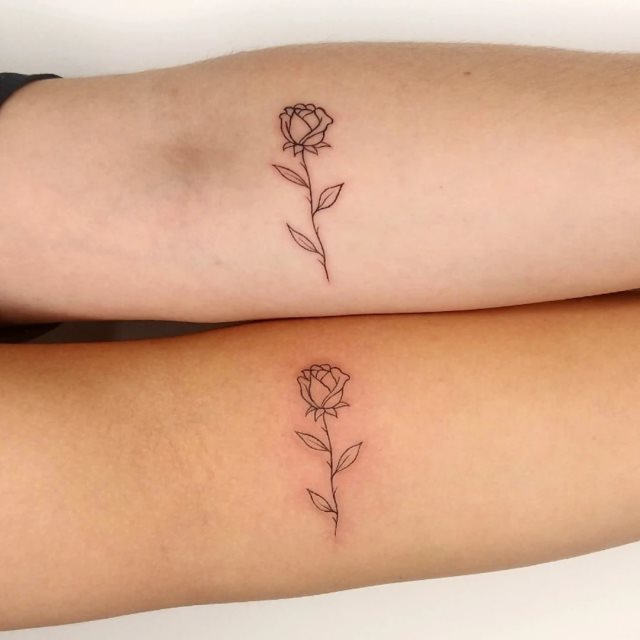 tattoo femenino pequeno rosa 22