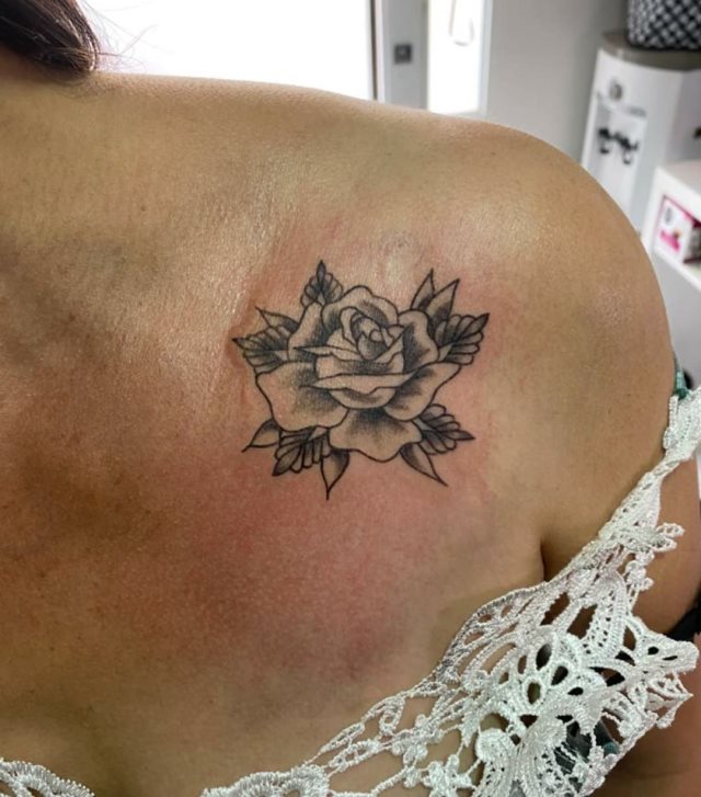 tattoo femenino pequeno rosa 23