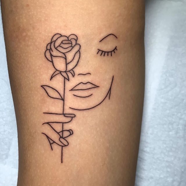 tattoo femenino pequeno rosa 24