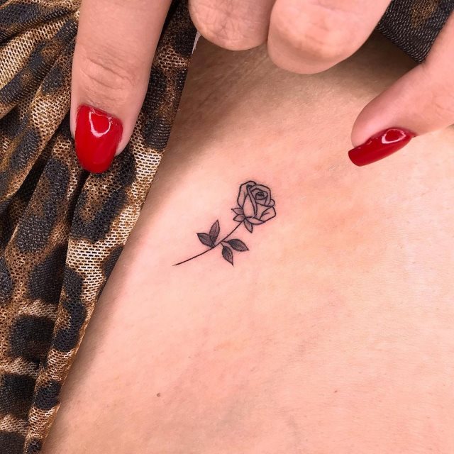 tattoo femenino pequeno rosa 26