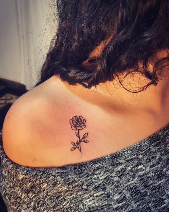 tattoo femenino pequeno rosa 29