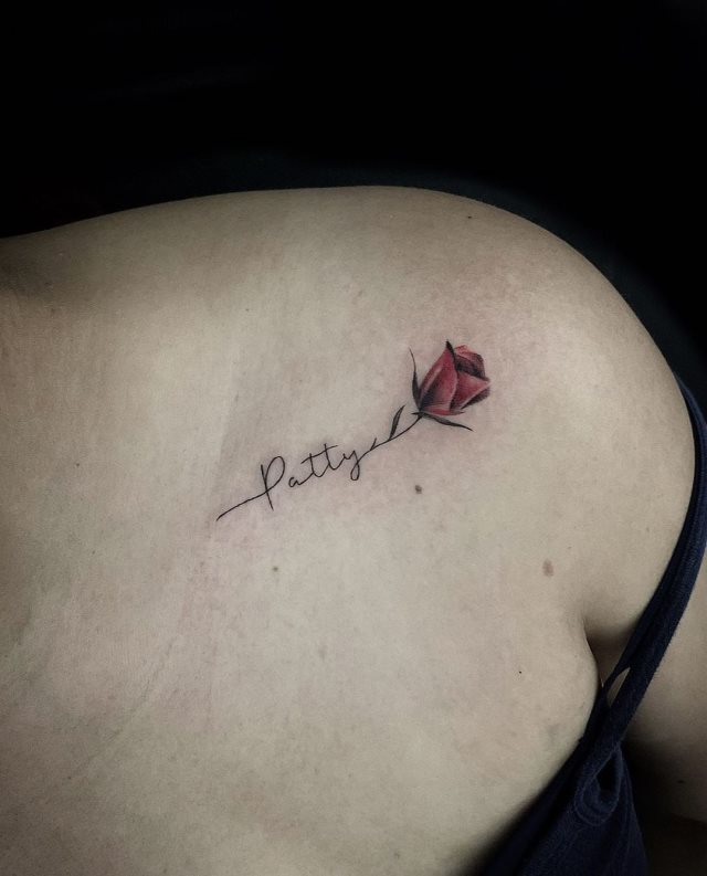 tattoo femenino pequeno rosa 30