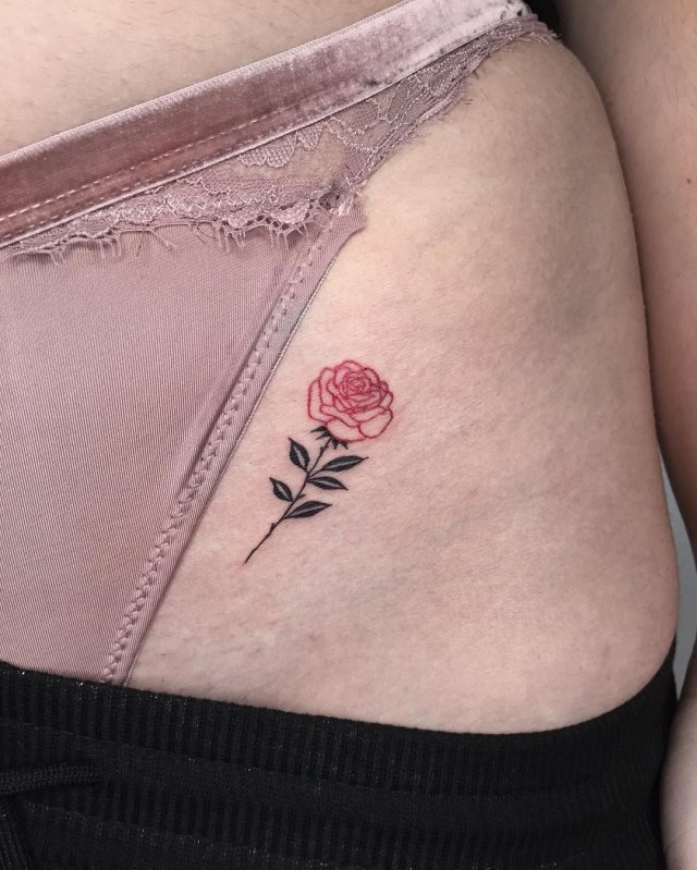 tattoo femenino pequeno rosa 31