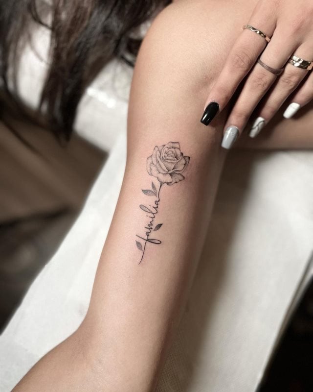 tattoo femenino pequeno rosa 33