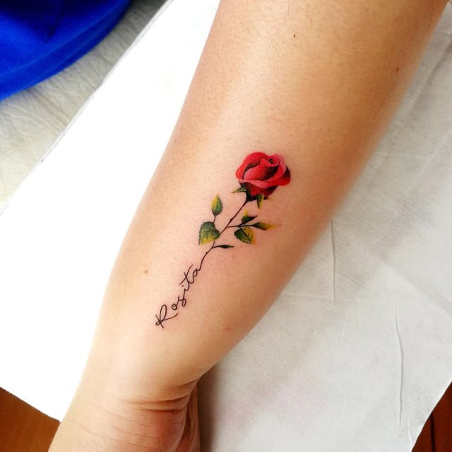 tattoo femenino pequeno rosa 35