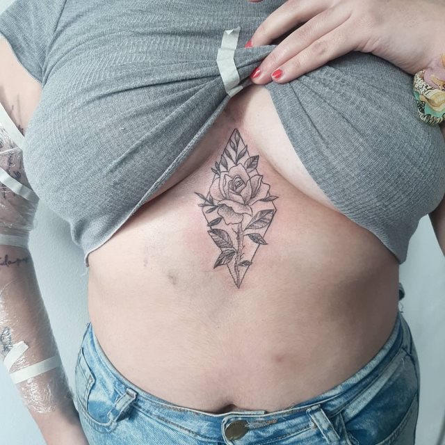 tattoo femenino pequeno rosa 36