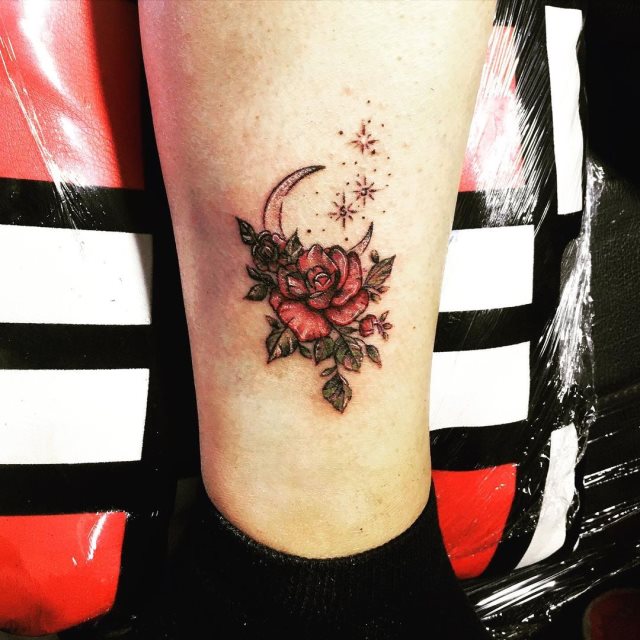 tattoo femenino pequeno rosa 37