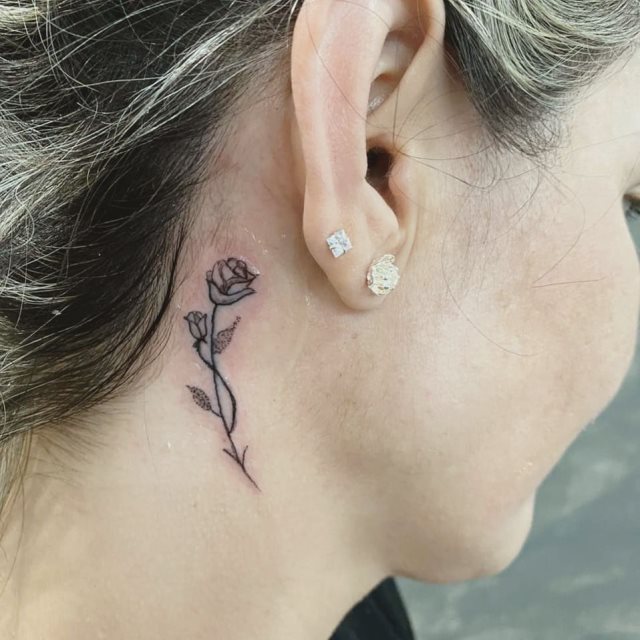 tattoo femenino pequeno rosa 39