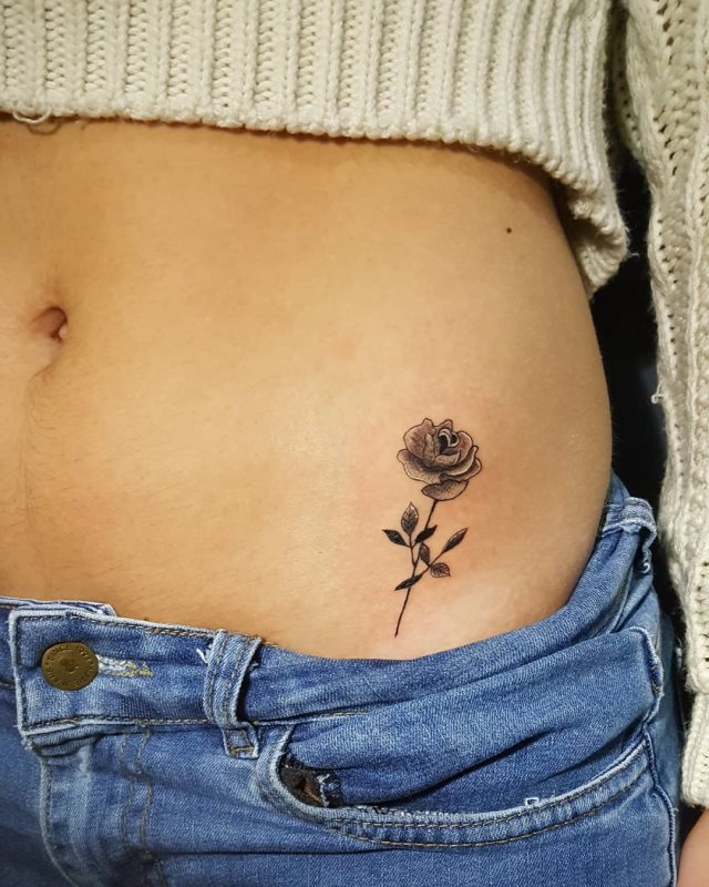 tattoo femenino pequeno rosa 42