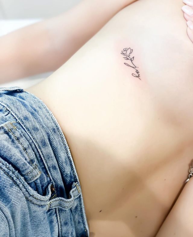 tattoo femenino pequeno rosa 43