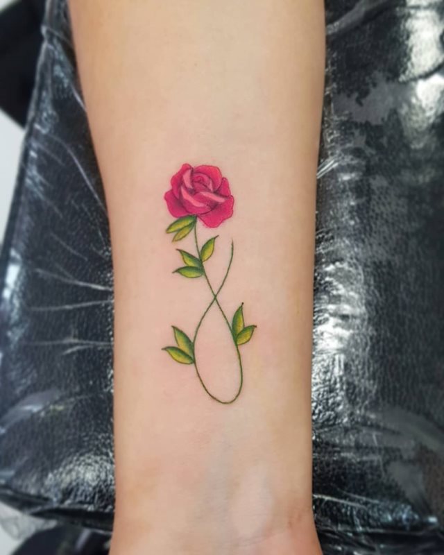 tattoo femenino pequeno rosa 45