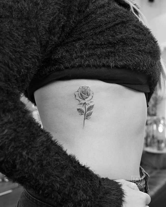 tattoo femenino pequeno rosa 48