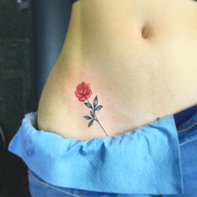 tattoo femenino pequeno rosa 55