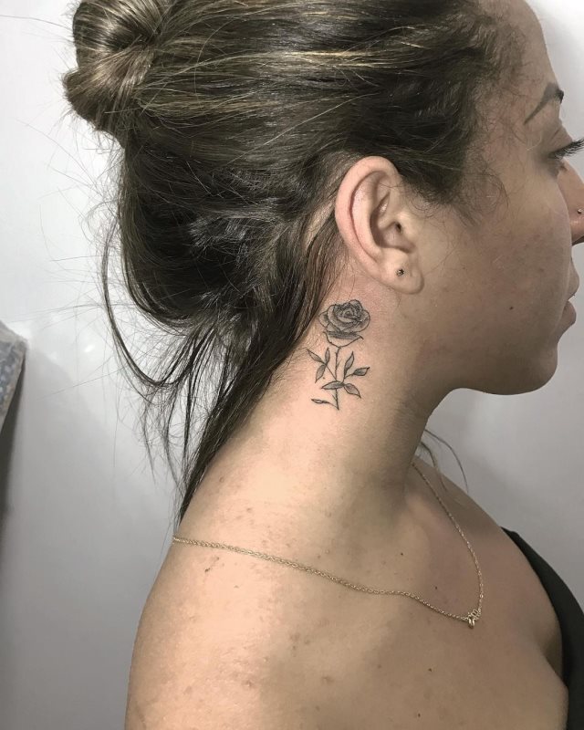 tattoo femenino pequeno rosa 56