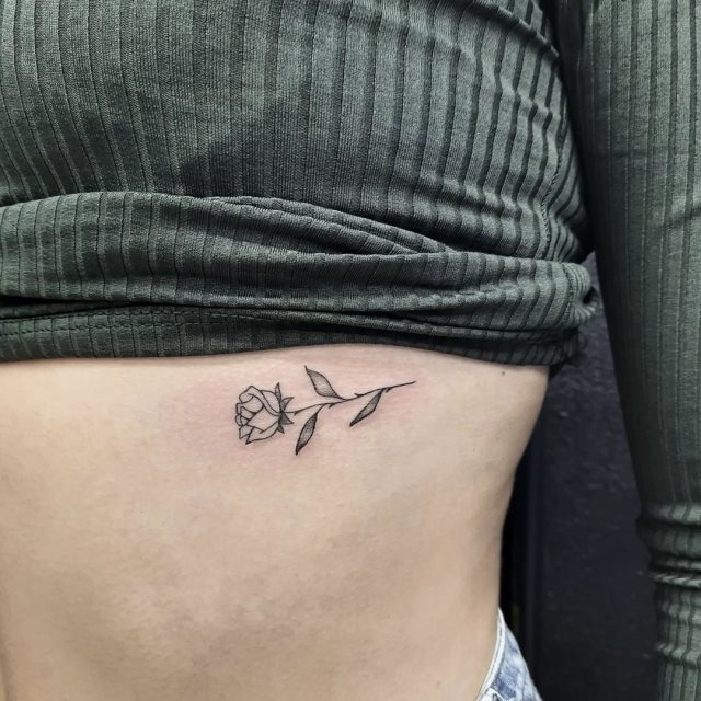 tattoo femenino pequeno rosa 57