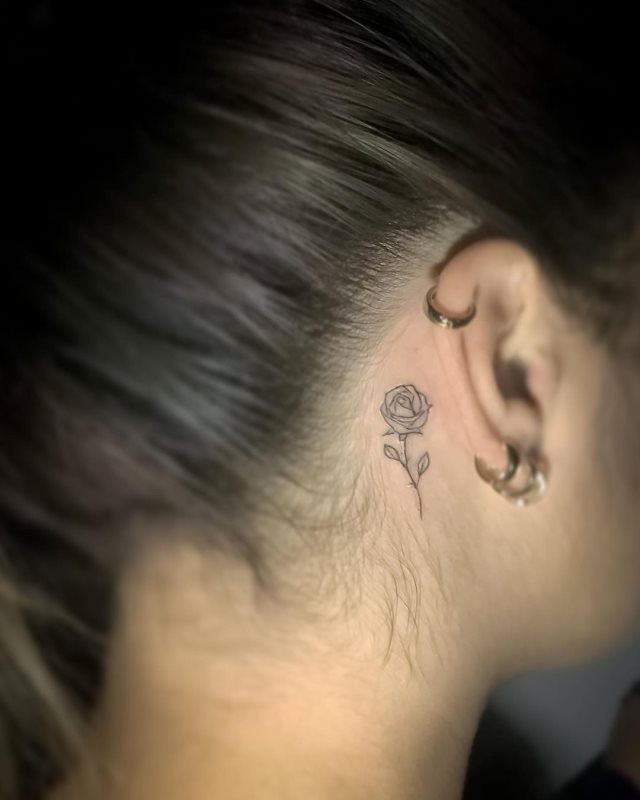 tattoo femenino pequeno rosa 62