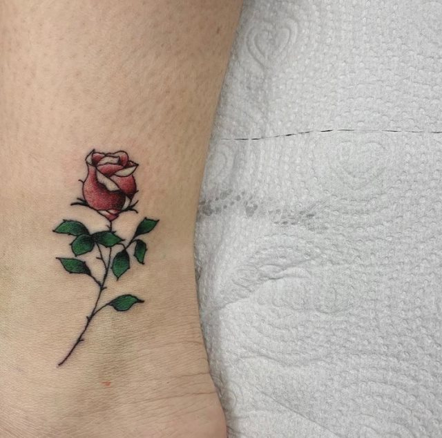 tattoo femenino pequeno rosa 63