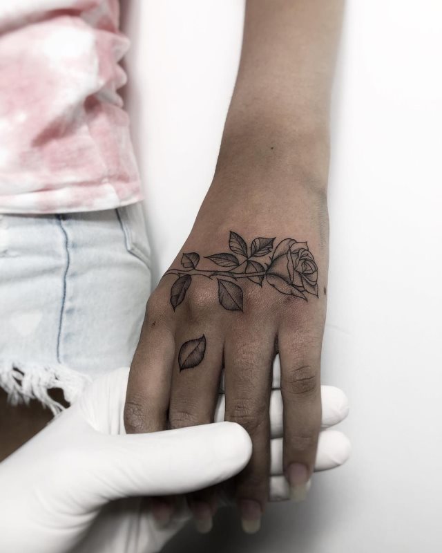tattoo femenino pequeno rosa 64