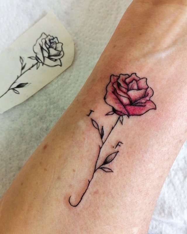 tattoo femenino pequeno rosa 67