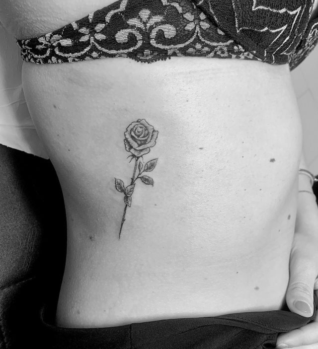 tattoo femenino pequeno rosa 68
